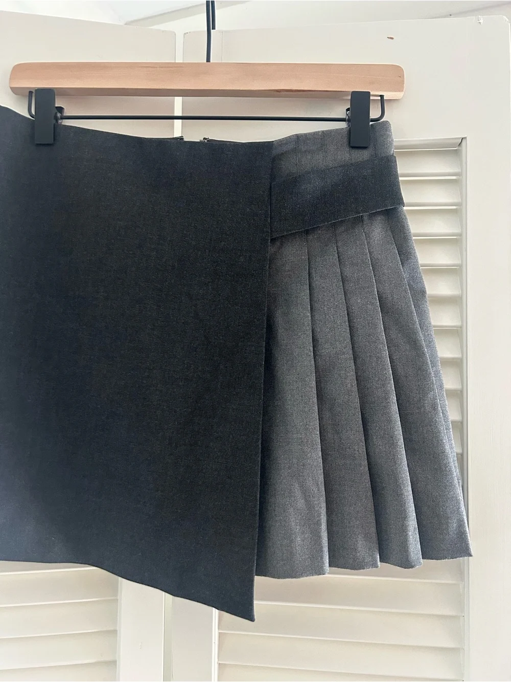 Alice + Olivia Toni Asymmetrical Pleated Mini Skirt Gray Colorblock Size 4